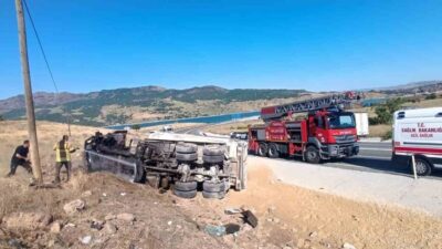 Tunceli’de freni patlayan kamyon devrildi. Sürücüsünün araçtan fırladığı araç hurdaya