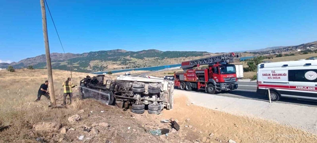 Tunceli’de freni patlayan kamyon devrildi. Sürücüsünün araçtan fırladığı araç hurdaya