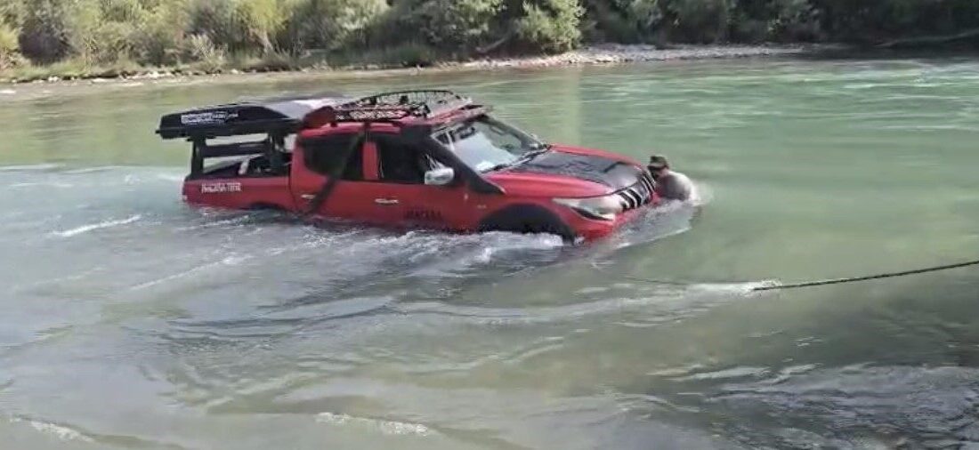 Tunceli’de manevra yaparken Munzur Çayı’na uçan araç, ekipler tarafından sudan