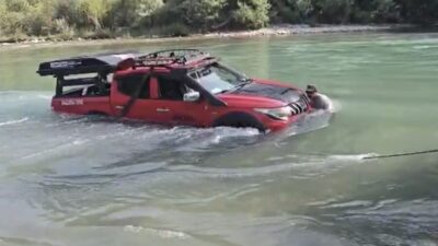 Tunceli’de manevra yaparken Munzur Çayı’na uçan araç, ekipler tarafından sudan