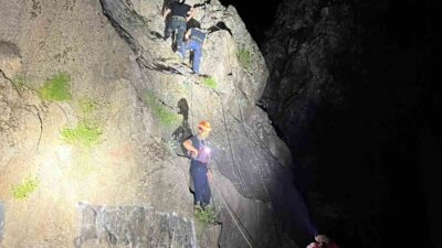 Tunceli-Ovacık karayolu üzerinde bulunan Pilvenk Şelalesi’nde, kayalık alanda mahsur kalan