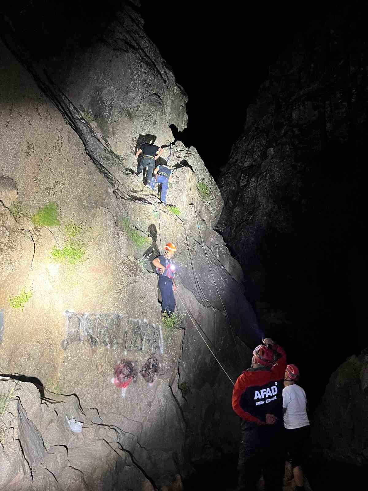 Tunceli-Ovacık karayolu üzerinde bulunan Pilvenk Şelalesi’nde, kayalık alanda mahsur kalan