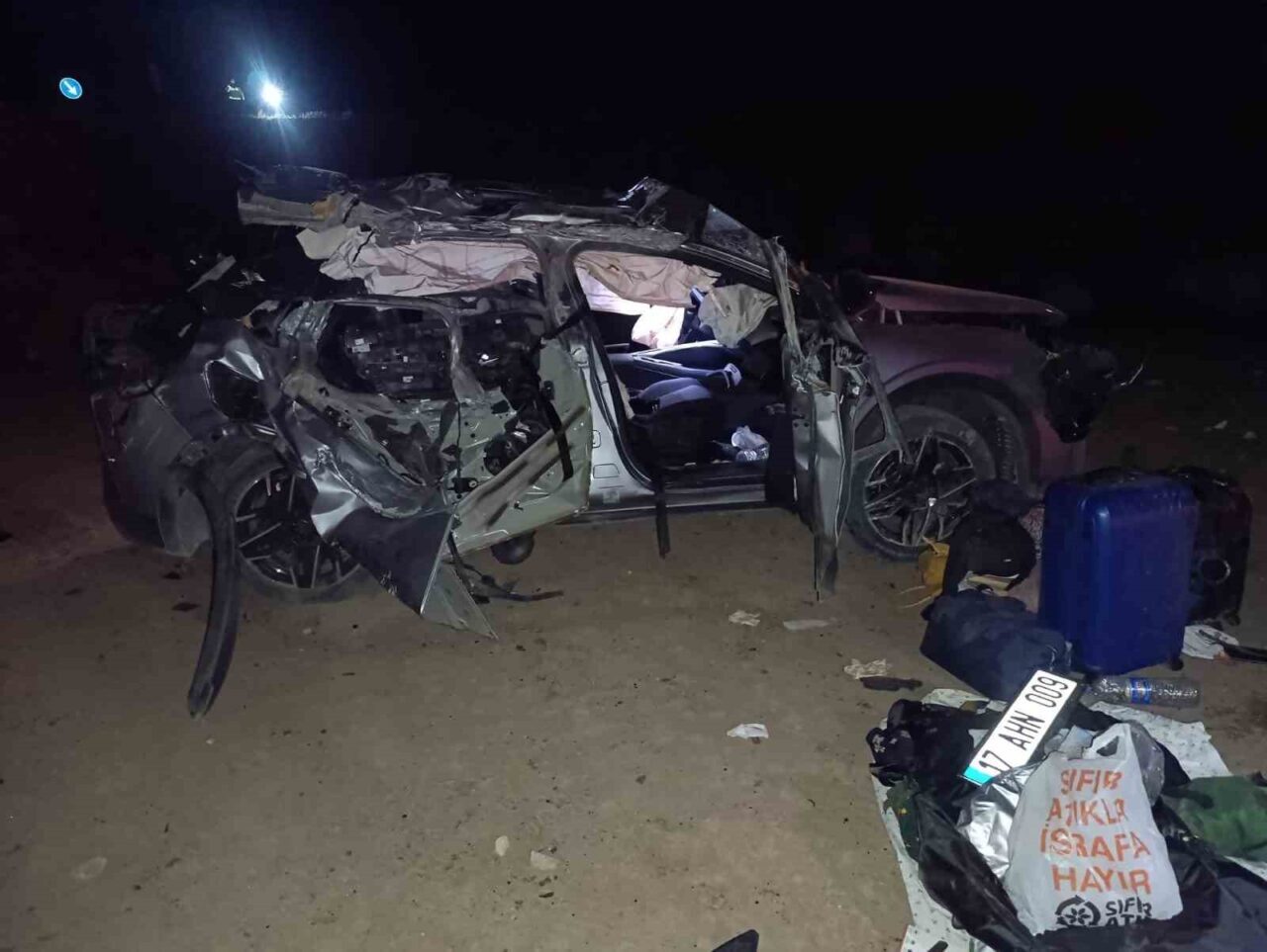 Tunceli’nin Çemişgezek ilçesinde otomobilin uçuruma yuvarlanması sonucu meydana gelen kazada,