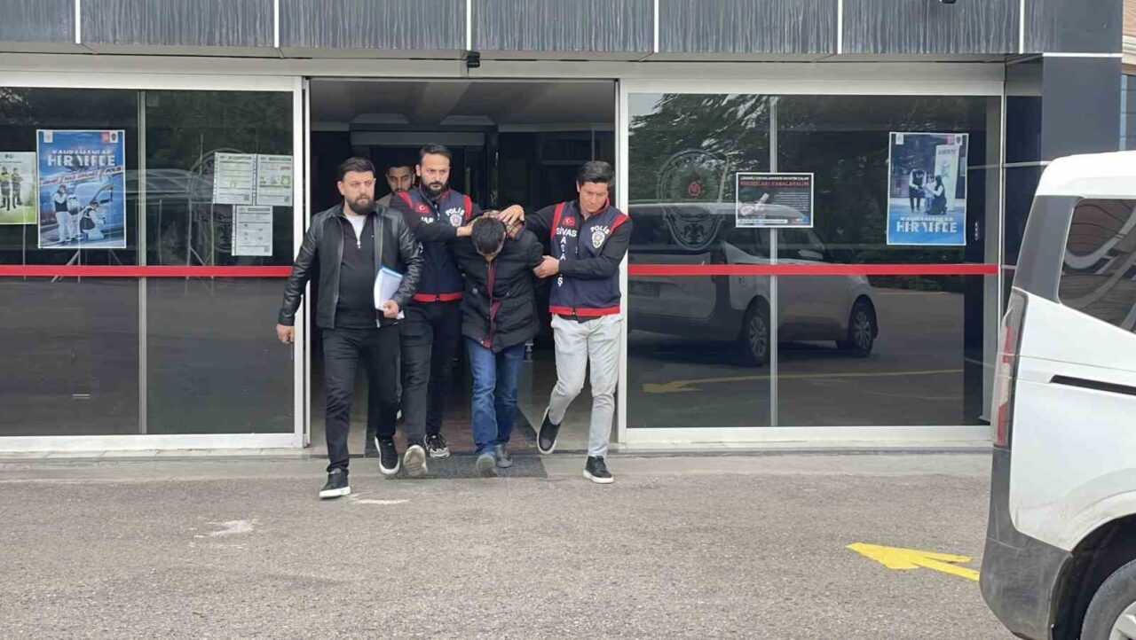 Sivas’ta iki kardeşi evinde öldüren katil zanlısı hakkında iki kez
