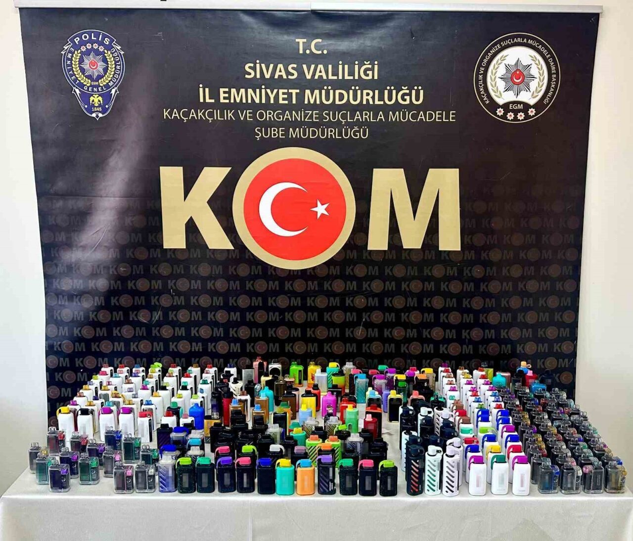 Sivas’ta tütün ve tütün mamulleri kaçakçılığı yapan 3 kişi yakalandı.