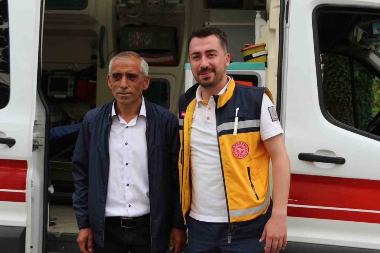 Sağımını henüz yeni gerçekleştirdiği deli baldan tadan arıcı ölümden döndü.