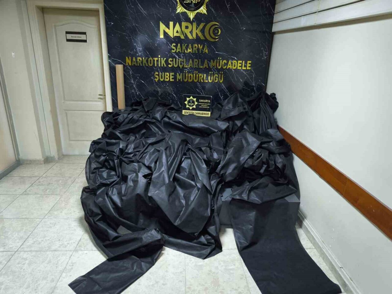 Sakarya’da polis ekiplerince gerçekleştirilen operasyonda, uyuşturucuya emdirilmiş kumaş ruloları ele