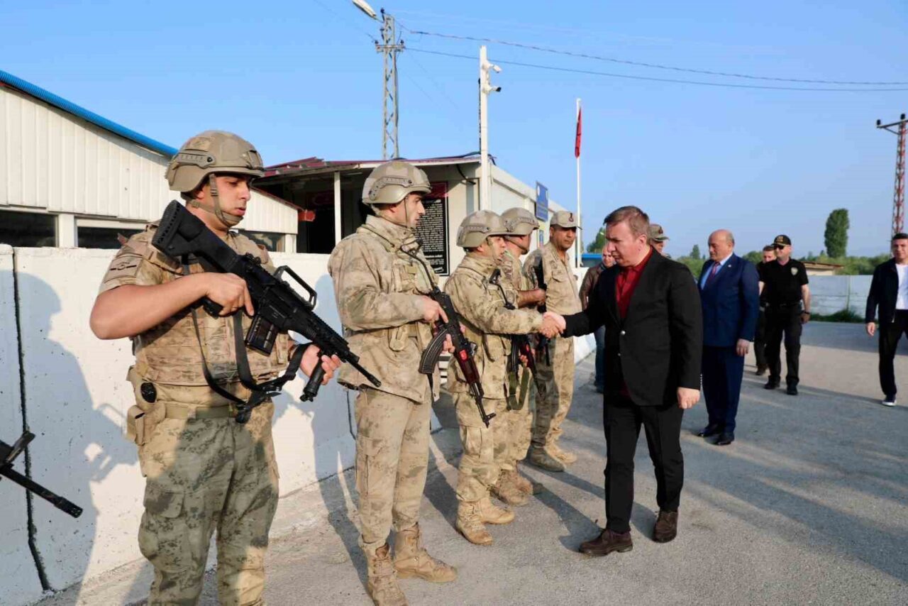 Vali Hamza Aydoğdu, görevi başındaki güvenlik güçlerine bayram ziyaretinde bulundu.