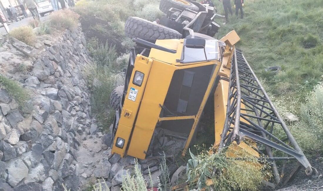 Erzurum’da devrilmekte olan vinçten kurtulmaya çalışan operatör aracın altında kalarak