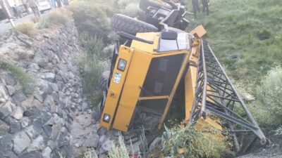 Erzurum’da devrilmekte olan vinçten kurtulmaya çalışan operatör aracın altında kalarak