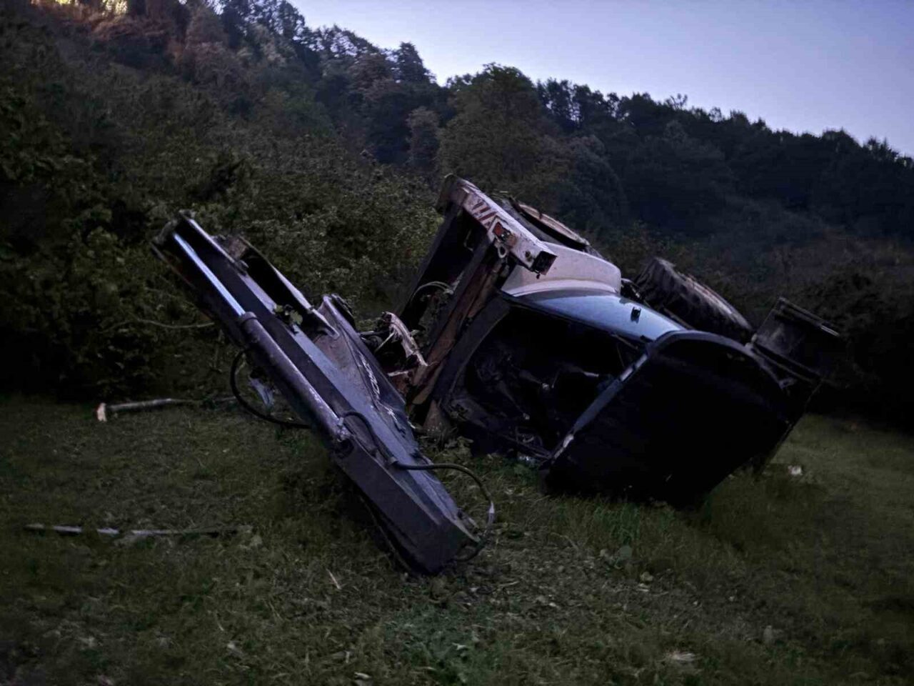 Sakarya’nın Hendek ilçesinde çalışma yapan bir iş makinesi yamaçtan yuvarlandı.
