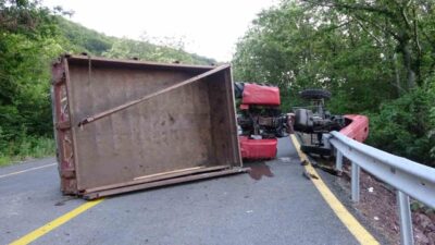 Kocaeli’nin Kartepe ilçesinde sürücünün direksiyon hakimiyetini kaybettiği traktör yan yattı.