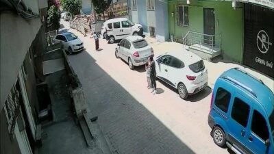 Kocaeli’nin Darıca ilçesinde kadın sürücü geri gelmek için yoldan geçen