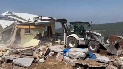 Hatay’ın Belen ilçesinde yaylaya yapılan kaçak yapılar iş makinsiyle kontrollü