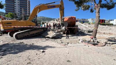 Kahramanmaraş’ta 6 Şubat depremlerinde ağır hasar alan bir binanın kontrollü