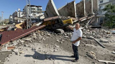 Hatay’da kontrollü yıkım esnasında 7 katlı binanın iş makinesinin üzerine
