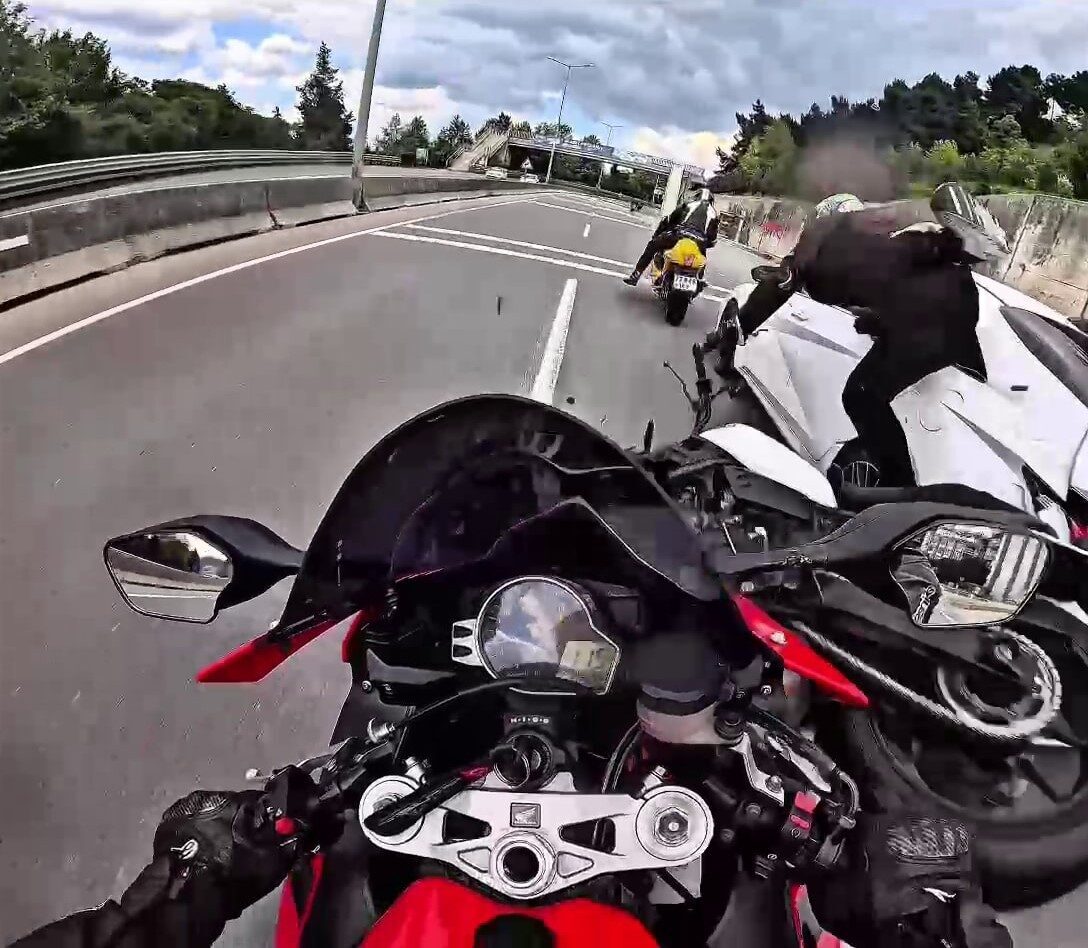 Kocaeli’de kanalizasyonun taşarak suların yola akması neticesi meydana gelen ve