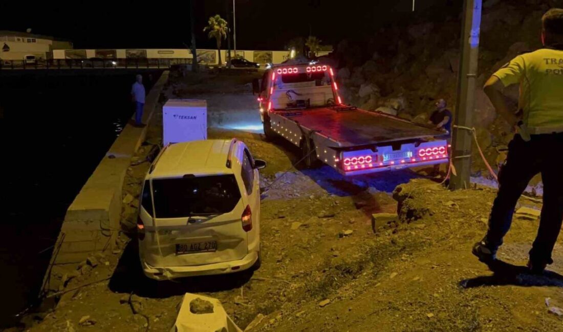 Hatay’da depremde yıkılan bina enkazını yol sanan sürücü kaza yaptı.
