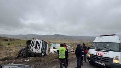 Sivas’ta meyve yüklü tır devrildi, tır sürücüsü yaralandı. Edinilen bilgiye