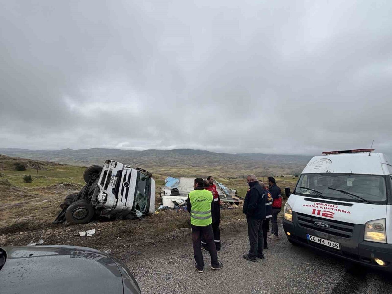 Sivas’ta meyve yüklü tır devrildi, tır sürücüsü yaralandı. Edinilen bilgiye