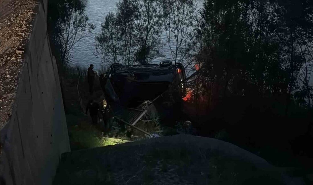 Sivas’ta yoldan çıkan minibüsün Kızılımak’a uçması sonucu 4 kişi yaralandı.