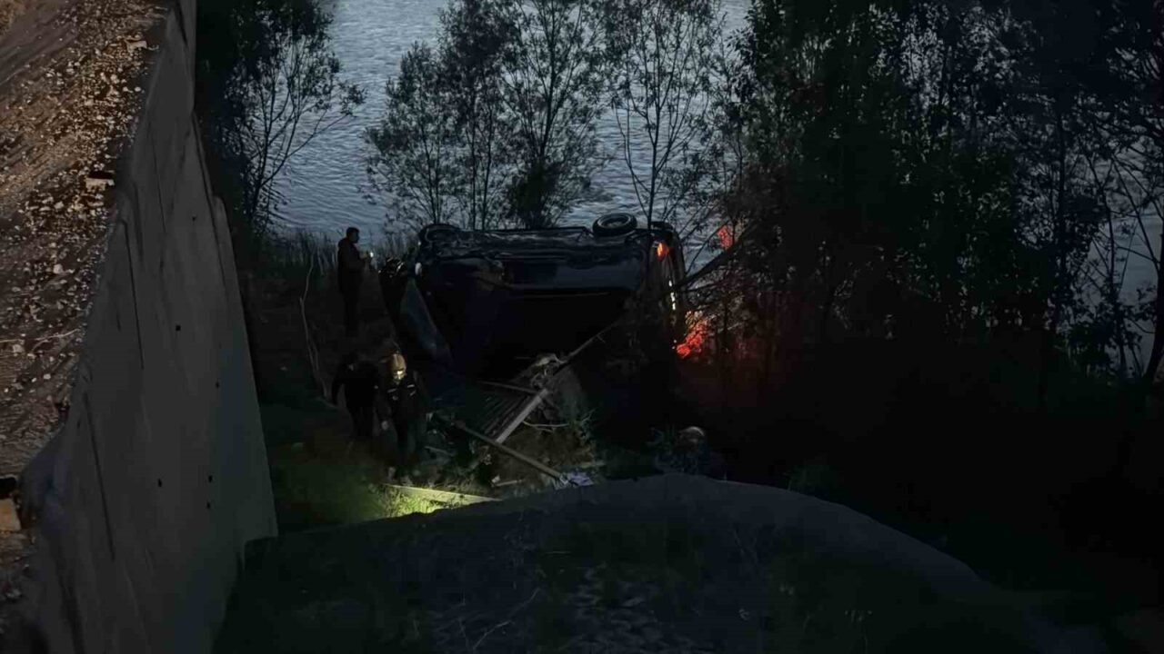 Sivas’ta yoldan çıkan minibüsün Kızılımak’a uçması sonucu 4 kişi yaralandı.