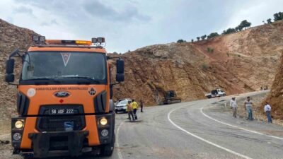 Erzincan’ın İliç ilçesinde virajda yoldan çıkan tır kayalığa çarptı. Kazada