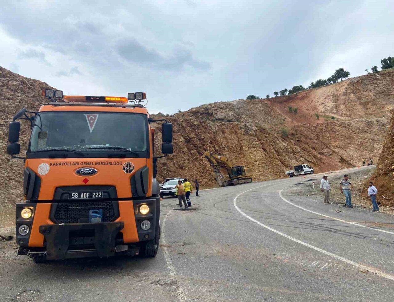 Erzincan’ın İliç ilçesinde virajda yoldan çıkan tır kayalığa çarptı. Kazada