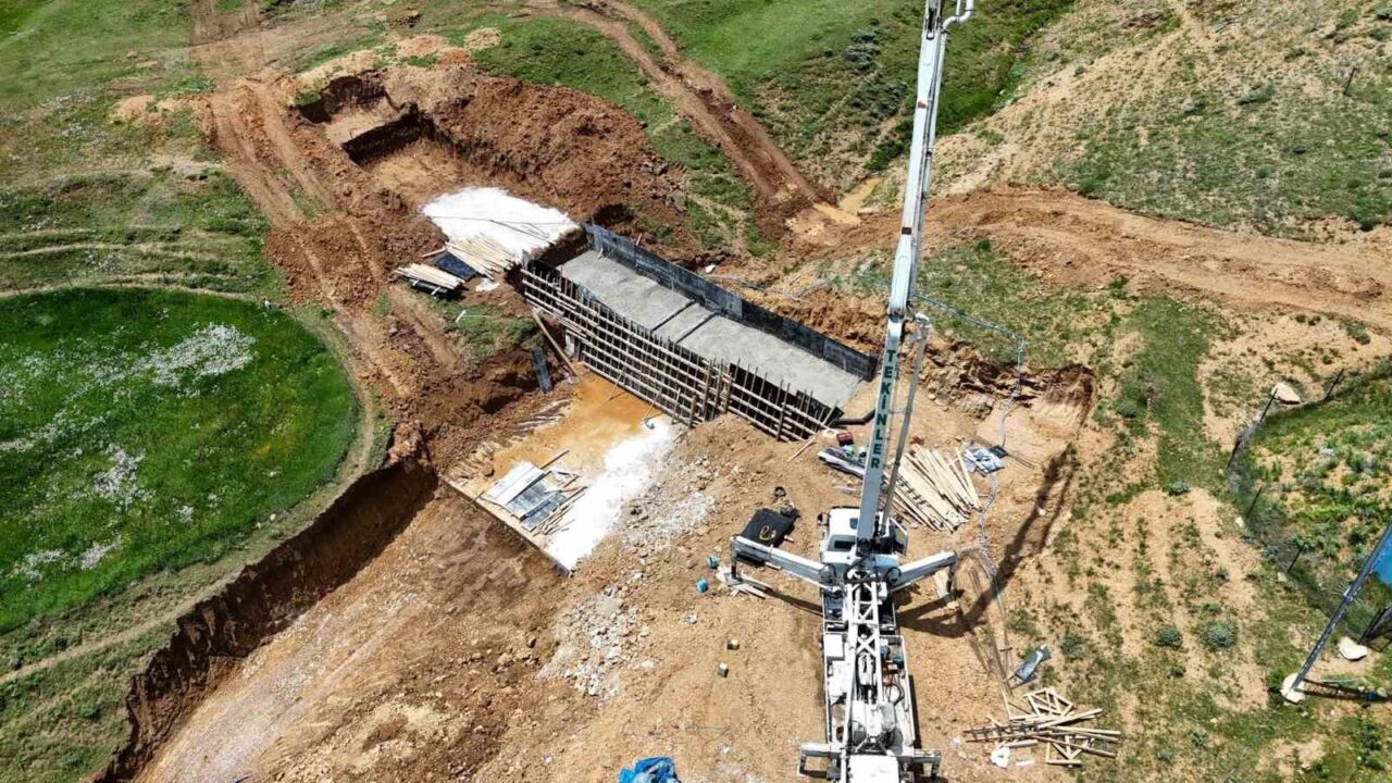 Bayburt’un Demirözü ilçesine bağlı Yukarı Dikmetaş köyündeki taşkın kontrol inşaatında