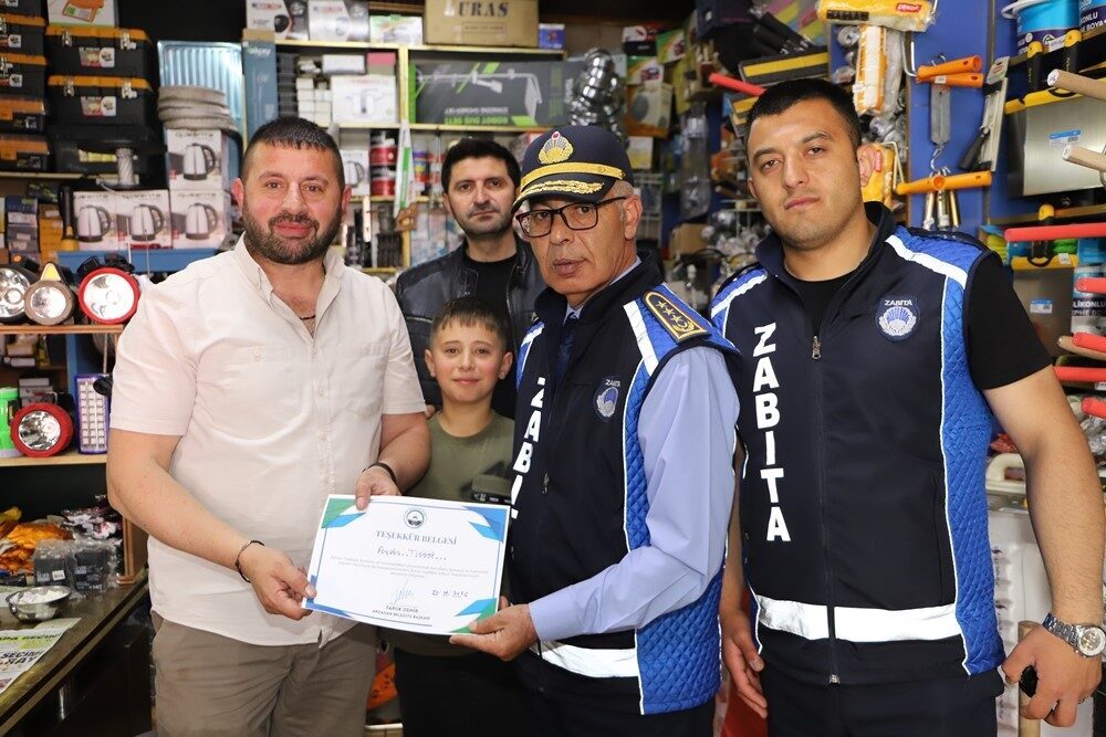 Ardahan Belediyesi Zabıta Müdürlüğüne bağlı ekipler, kaldırım işgali konusundaki denetimlerine