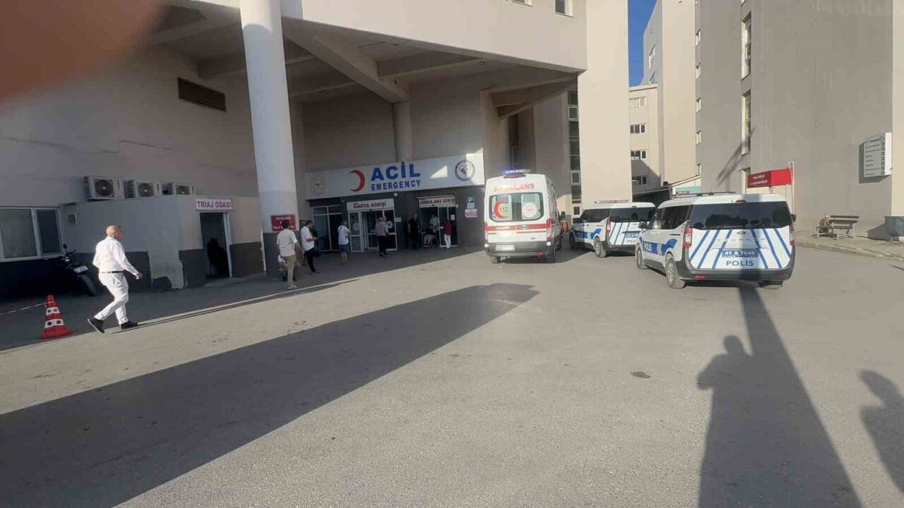 Darıca Belediyesi’nde bir zabıta personeli, tabanca ile başına ateş etti.