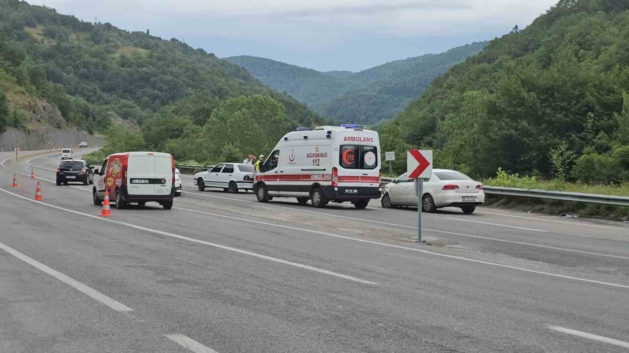 Zonguldak-Ankara kara yolu üzerinde meydana gelen trafik kazasında iki araç