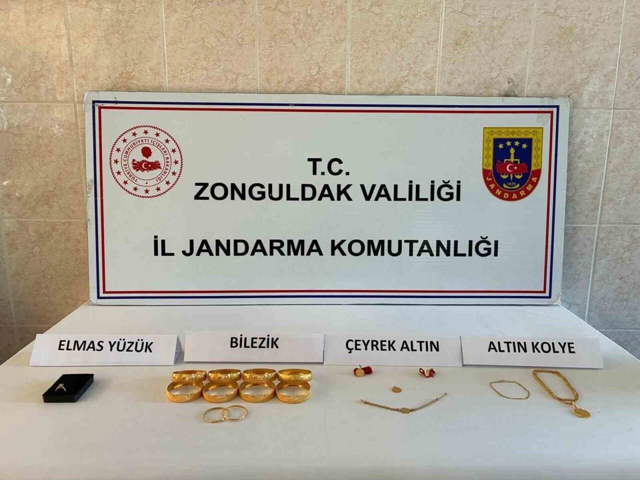 Zonguldak’ın Gökçebey ilçesinde bir evden çalınan altın ve nakit para,