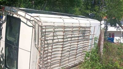 Zonguldak’ın Devrek ilçesinde meydana gelen trafik kazasında bir minibüsün devrilmesi