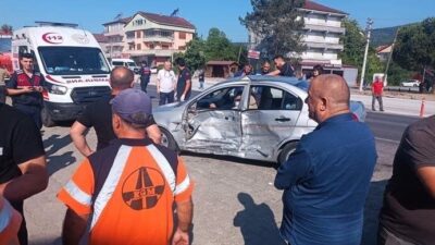 Zonguldak’ın Devrek ilçesine bağlı Çaydeğirmeni beldesinde iki aracın karıştığı trafik