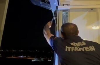 Sivas’ta bir apartmanın 14’ncü katındaki yuvasından düşen atmaca yavrusu, itfaiye