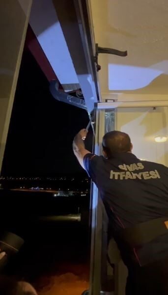 Sivas’ta bir apartmanın 14’ncü katındaki yuvasından düşen atmaca yavrusu, itfaiye