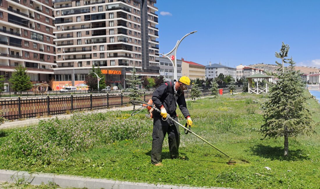 Yoğun çalışma temposunu düşürmeyen Bayburt Belediyesi ekipleri şehrin dört bir
