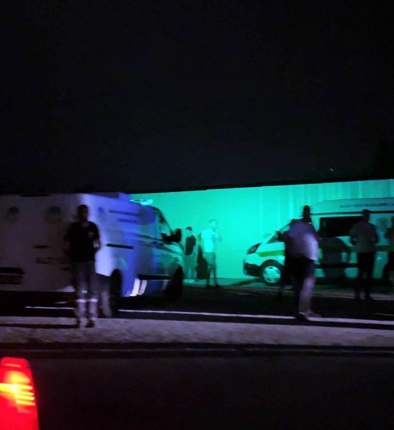 Sakarya’nın Serdivan ilçesinde D-100 karayolu kenarında park halindeki bir tırda