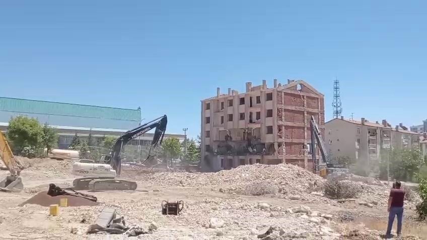 Elazığ’da, Kahramanmaraş merkezli depremlerde ağır hasar alan 5 katlı bir