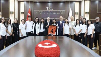 Aile ve Sosyal Hizmetler Bakanı Mahinur Özdemir Göktaş, 2. Lig’de