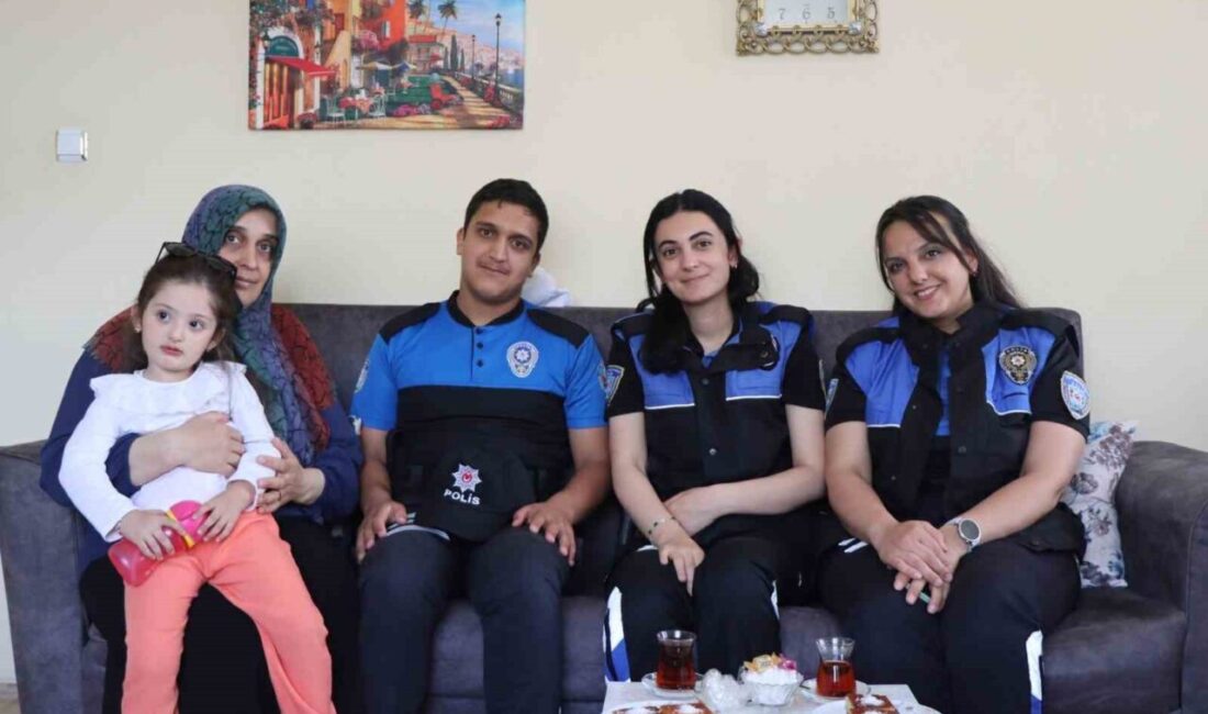Erzurum’da hayali olan polis üniformasına kavuşan Ahmet Arif, polis büyükleri