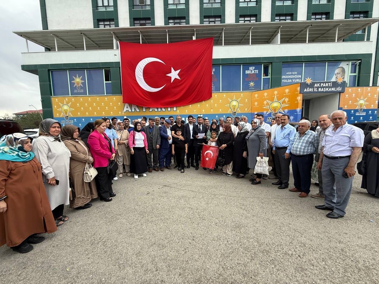 AK Parti Ağrı İl Başkanı İlhami Yıldız, partisinin il başkanlığında