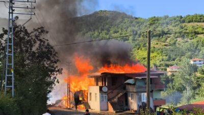 Kastamonu’nun Cide ilçesinde çıkan yangında bir ev tamamen yanarak kullanılamaz