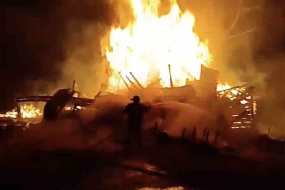 Kastamonu’da çıkan yangında bir ev yanarak küle dönerken, bir vatandaş