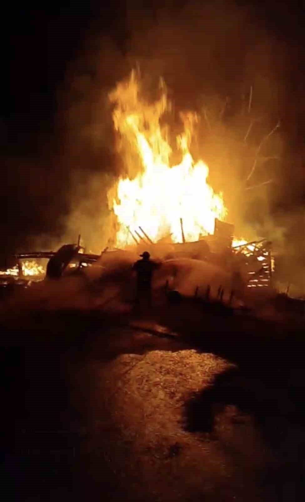 Kastamonu’da çıkan yangında bir ev yanarak küle dönerken, bir vatandaş