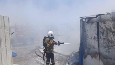 Hatay’ın Antakya ilçesinde depremzede ailenin yaşadığı konteyner yanarak kullanılamaz hale