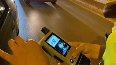 Konya’da alkollü araç kullanırken polise yakalanan sürücünün ehliyetine el konulurken,