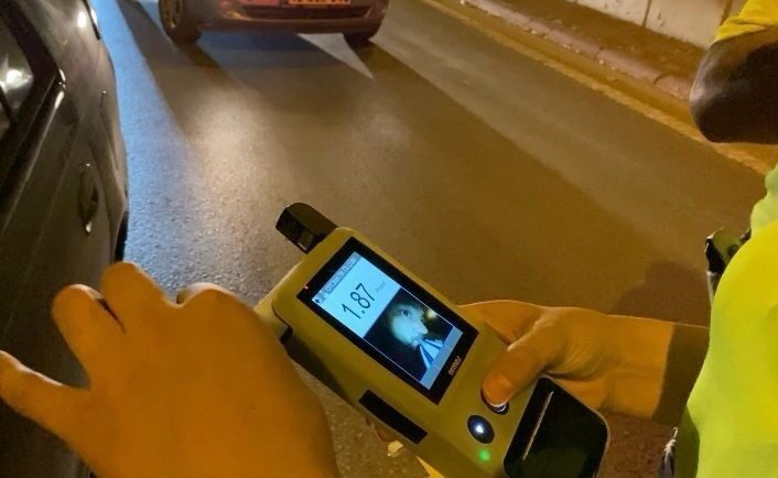 Konya’da alkollü araç kullanırken polise yakalanan sürücünün ehliyetine el konulurken,