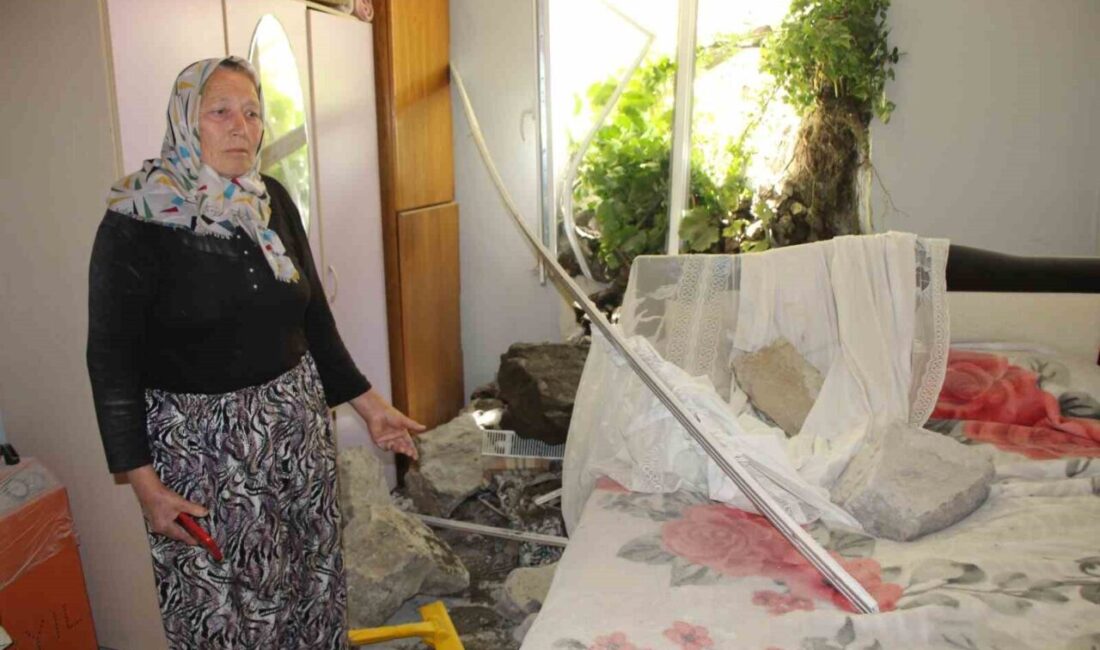 Amasya’da bir evin istinat duvarı önündeki evin üzerine çöktü. Duvar